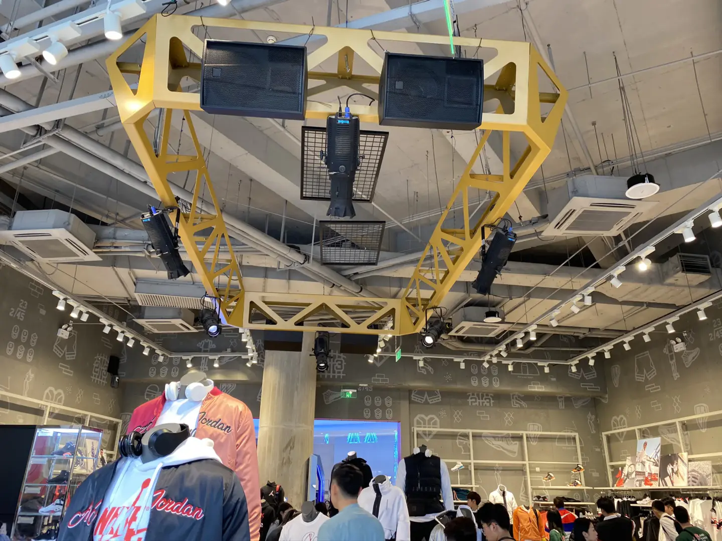 Jordan Parc Central Honor 300 Profile 01