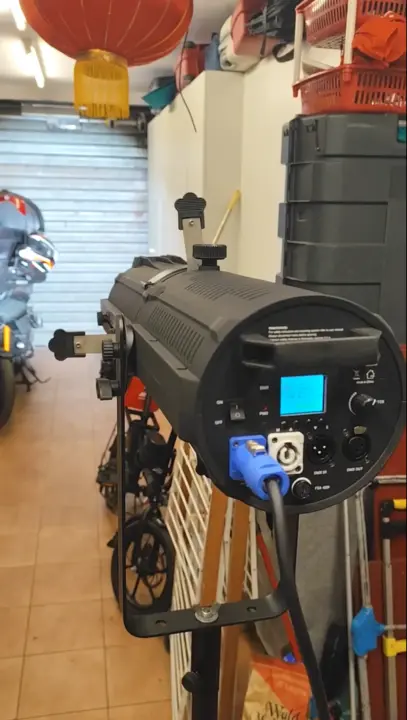 Honor 300 Zoom LED profile spot light up warhouse