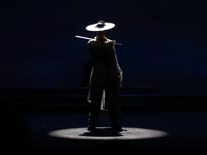 Xunqin drama with profile spot light